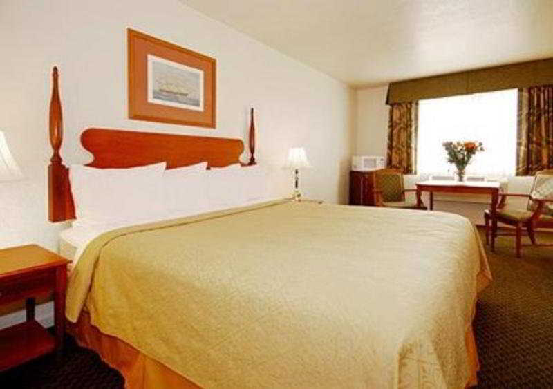 Quality Inn & Suites Tulare Exterior photo