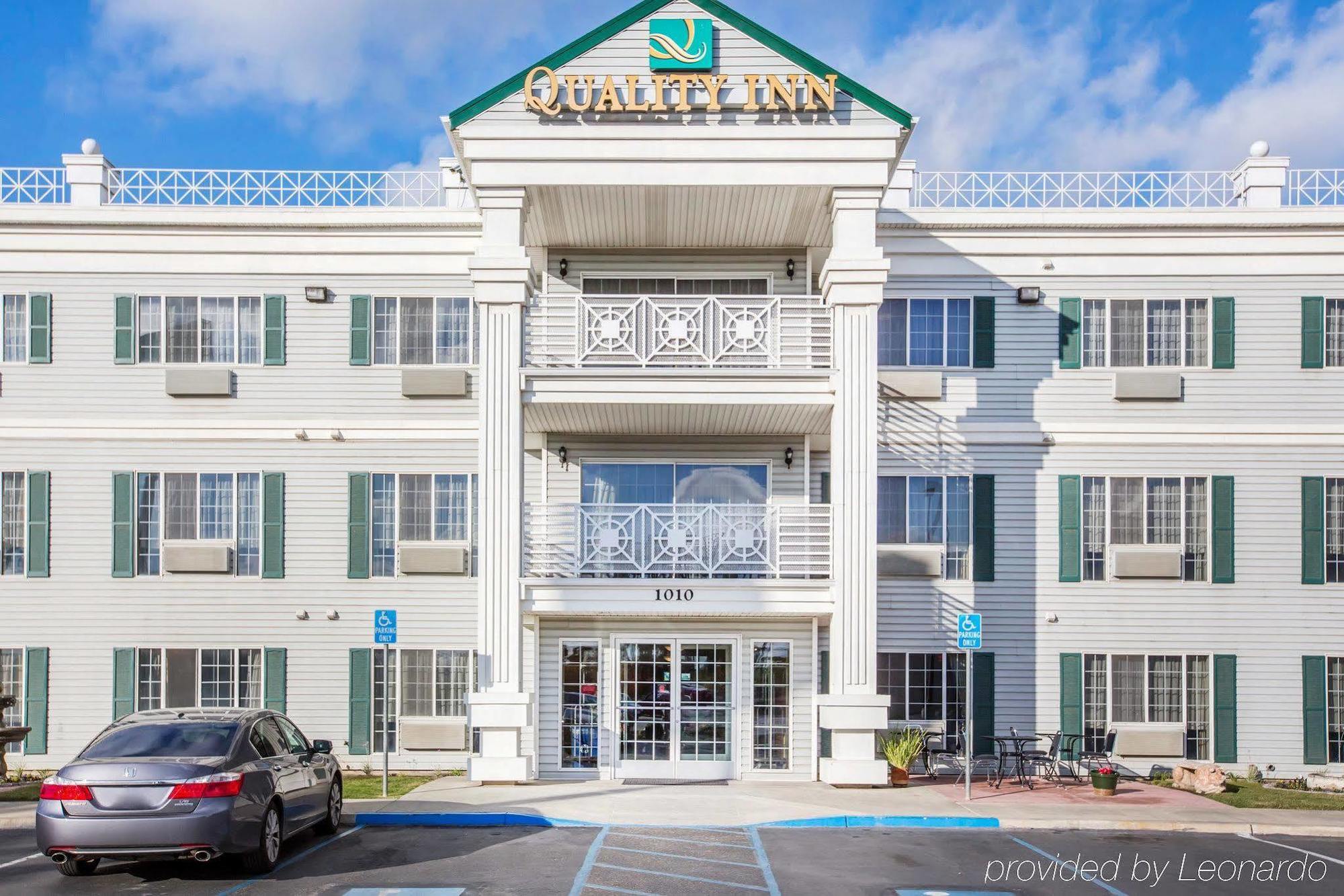 Quality Inn & Suites Tulare Exterior photo